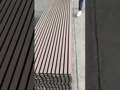 El panel acústico del listón de madera